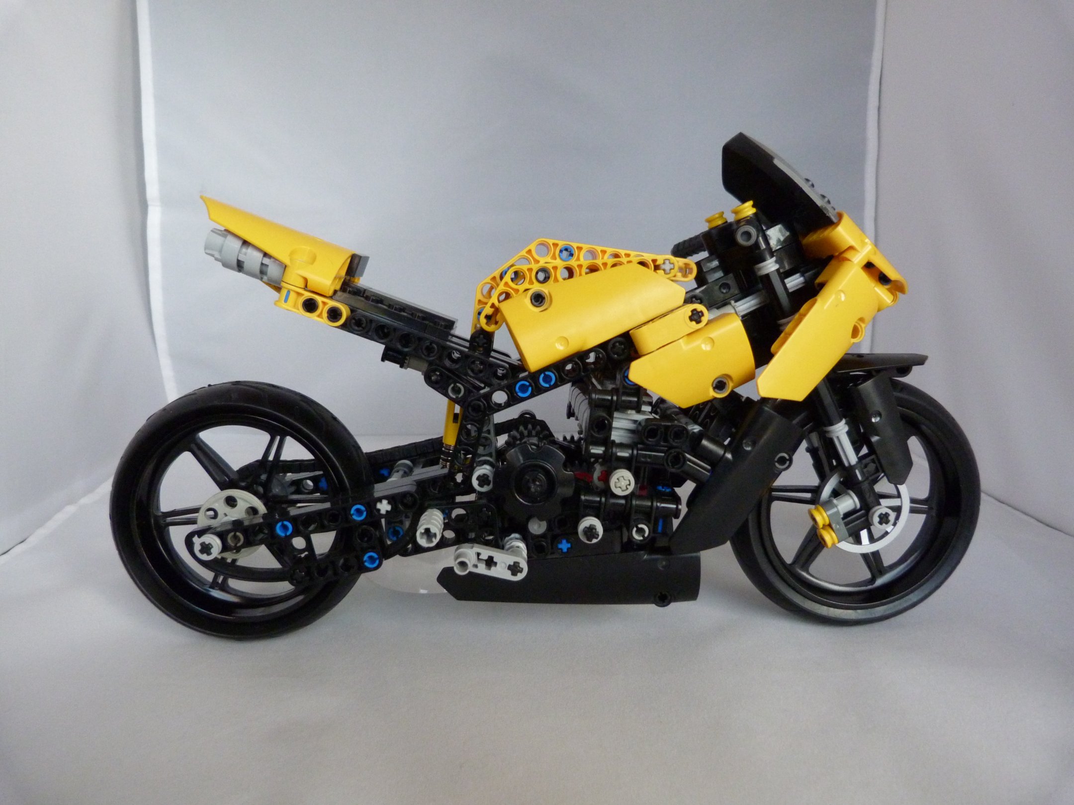 [MOC] LEGO TECHNIC YAMAHA R1 MOCHUB
